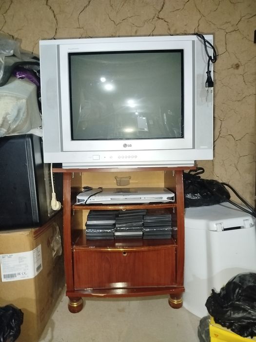 Старый телевизор LG с подставкой +DVD+диски с фильмами