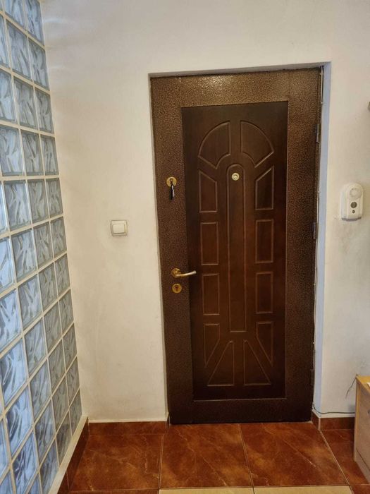 Vand apartament  cu 3 camere