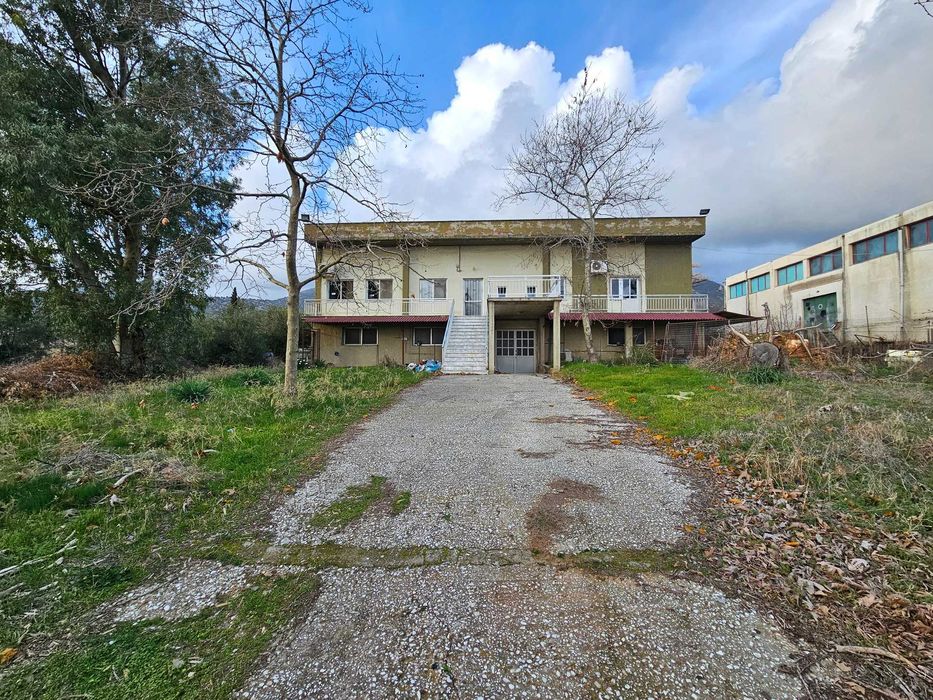 Продава се промишлен обект от 935 кв.м. в VI.PE. Кавала (код 4693)