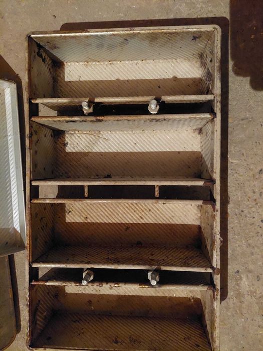 Tăvi de cozonac, baghetă și pâine toast brutărie - 200 bucăți, preț negociabil