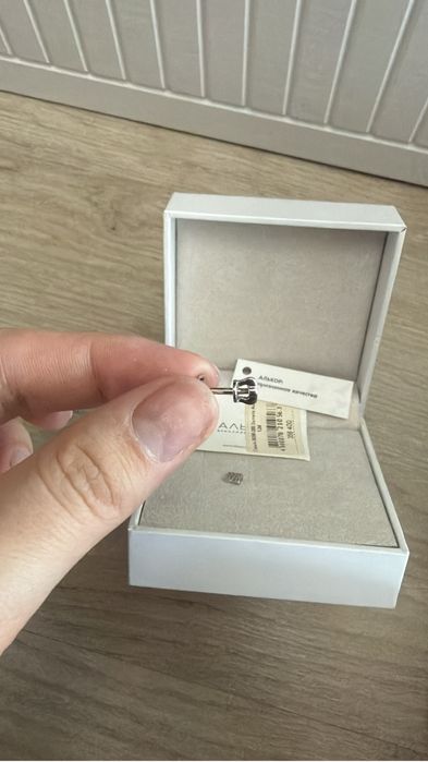 Срочно продам пусеты с бриллиантом