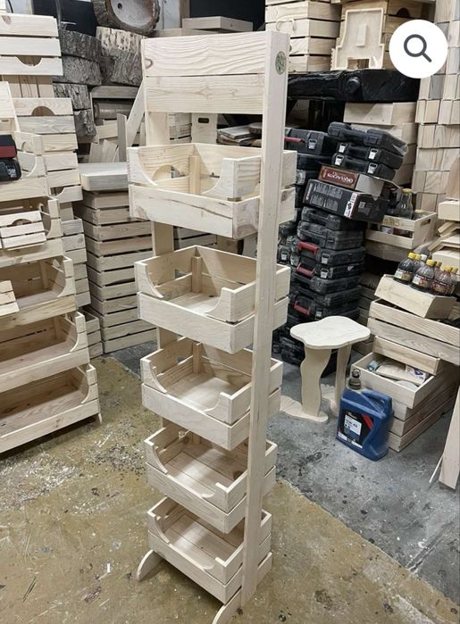 Стелаж с малки хоризонтални щайги и хедър за магазини и заведения