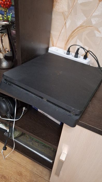 Playstation 4 slim и джойсткики