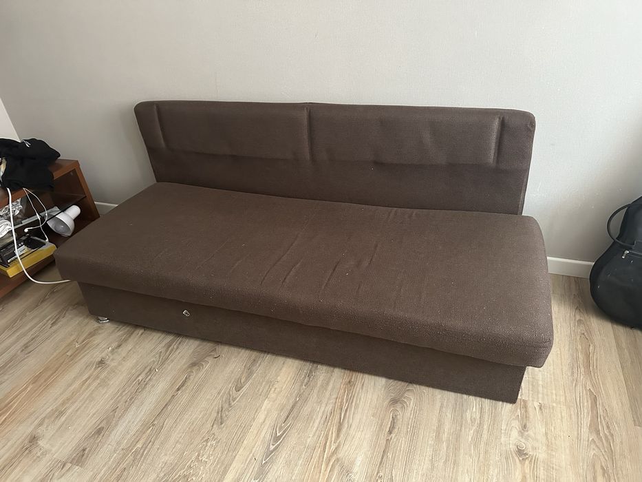 Отдам коричневый диван