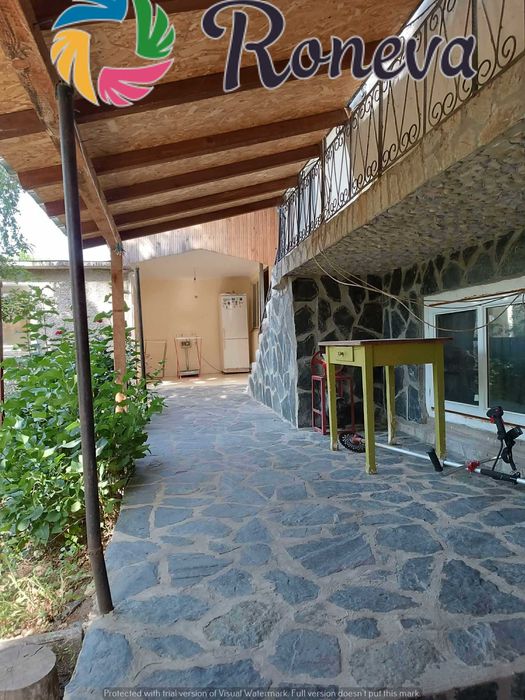 Дворно място с къща и гараж