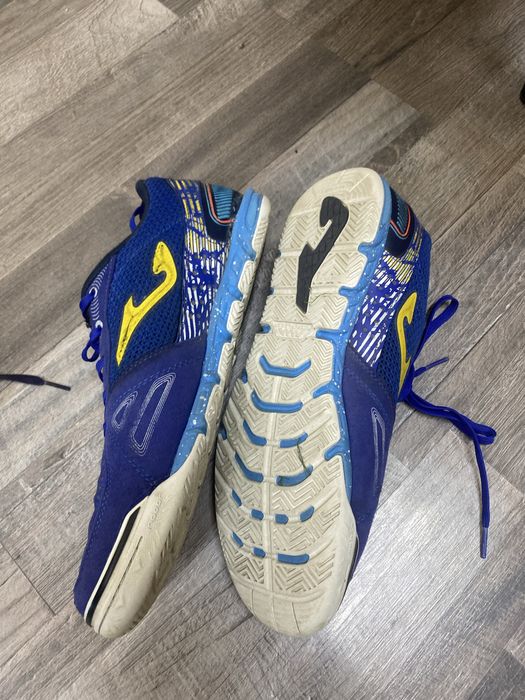 Спортивные кроссовки