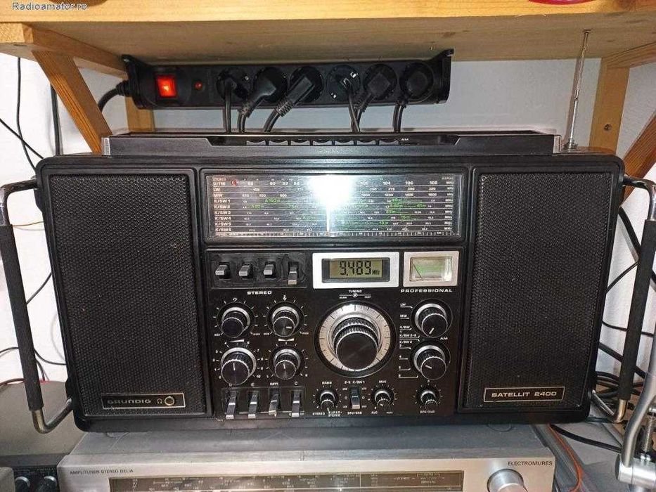 Vând receptor radio Grundig Satellit 2400