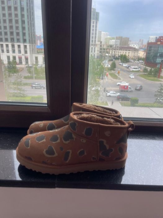 Продам новые оригинальные ботинки  UGG