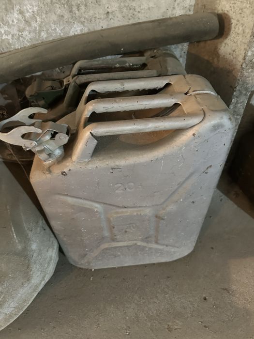 Канистры 20 литровые б/у