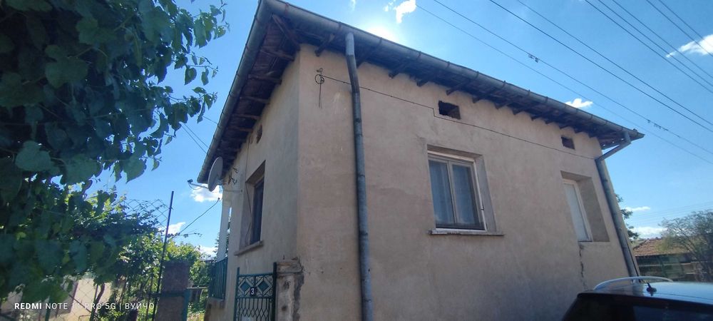 Продава се къща в с.Садовец-Плевенско .86 квадрата къща.На два етажа. Двор-560 кв.м.