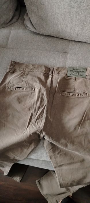 Продавам два чифта мъжки много запазени маркови панталони