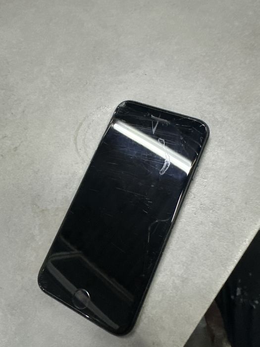 Продам Айфон се 2020г