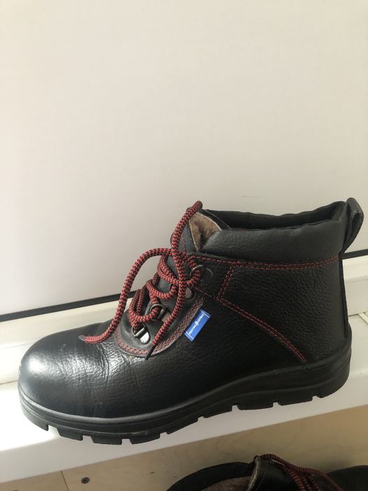 Продам отличная спец обувь