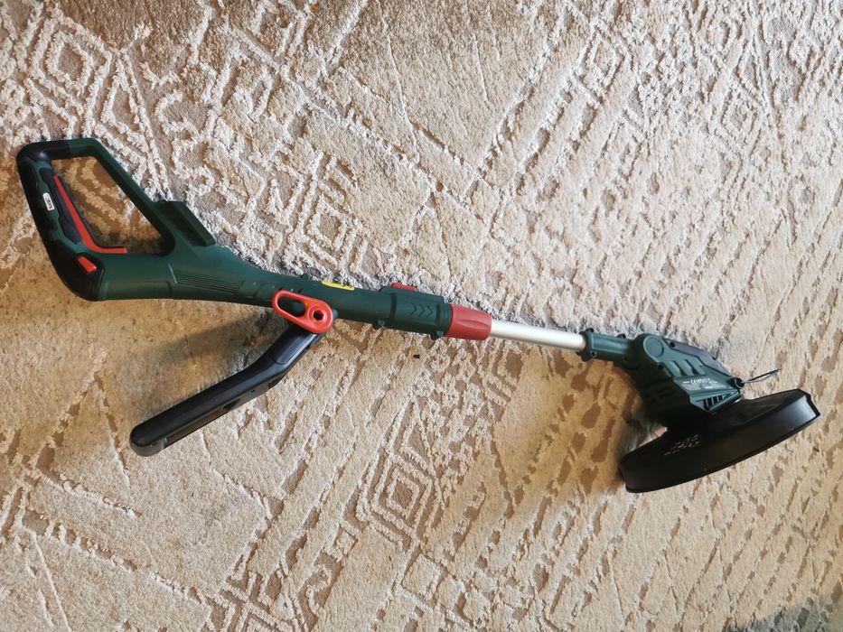 Продавам акумулаторен тример на парксайд