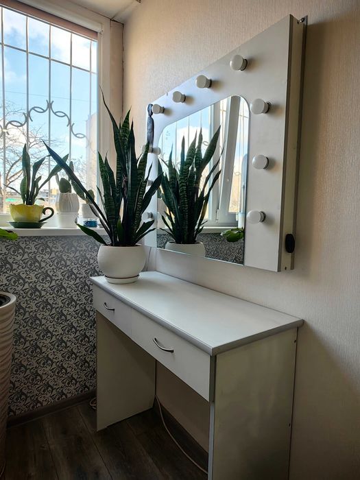 Столик с ящиками для парикмахерской