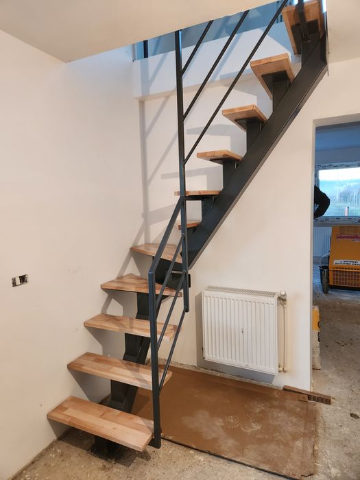 Scari metalice cu trepte din lemn