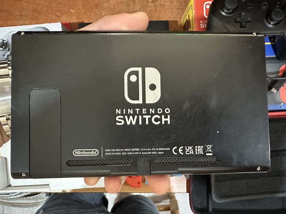 Nintendo Switch V2 + Pro Controller + 7 игри + Калъф + Пълен комплект с всички аксесоари за модела