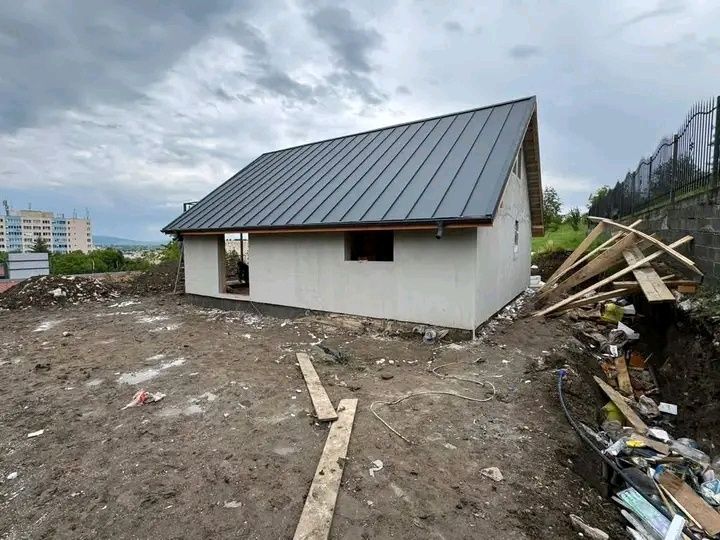Containere modulare pe structură metalică rezistentă și invelite cu panou sandwich termoizolant,