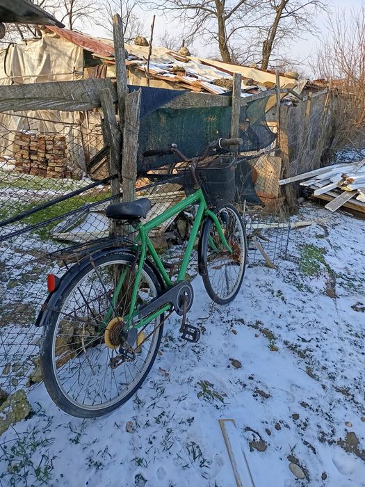 Costel vinde bicicleta
