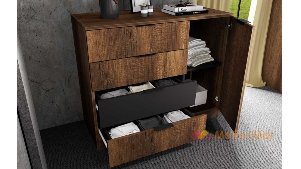 Спалня, скрин и нощни шкафчета.