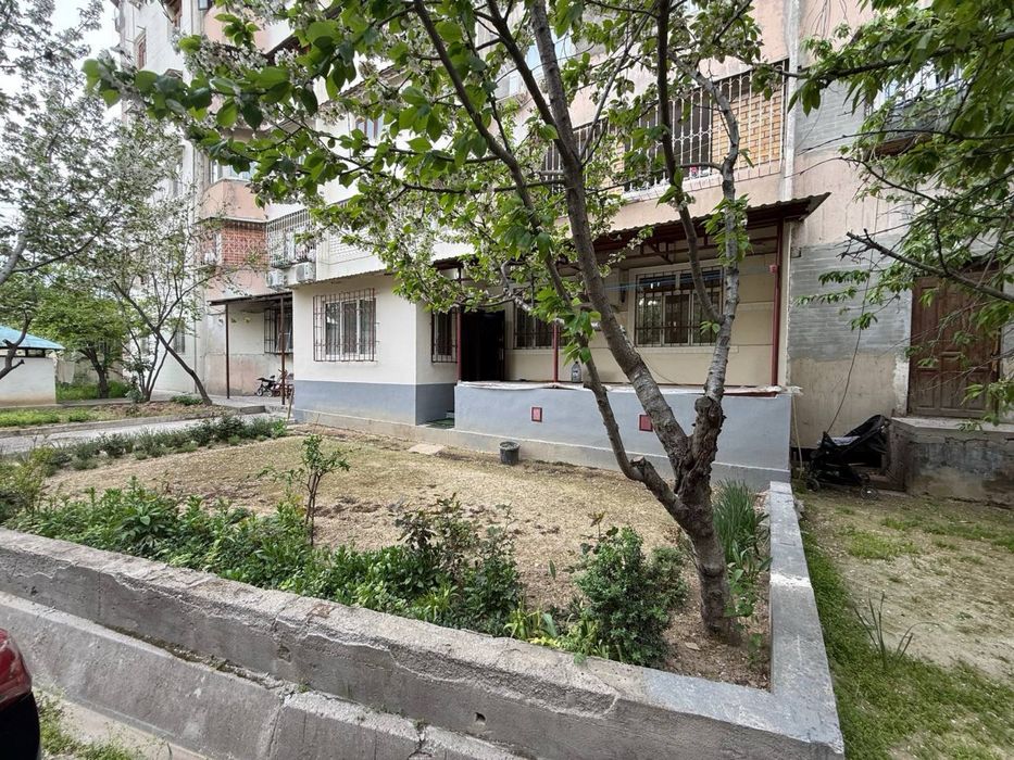 3х комнатная квартира напротив Паркентского рынка. Первый этаж с подва