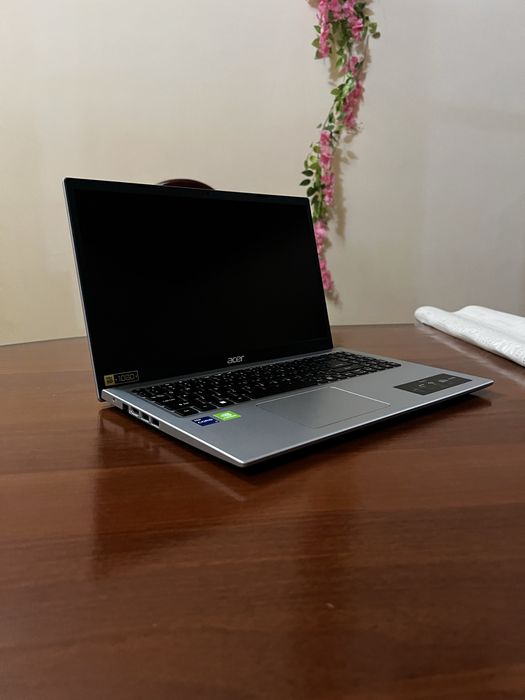 Notebook sotiladi.