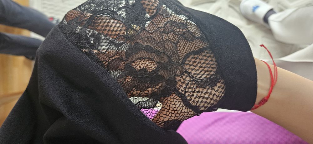rochie neagră cu mâneci trei-sferturi, cu inserții de dantelă