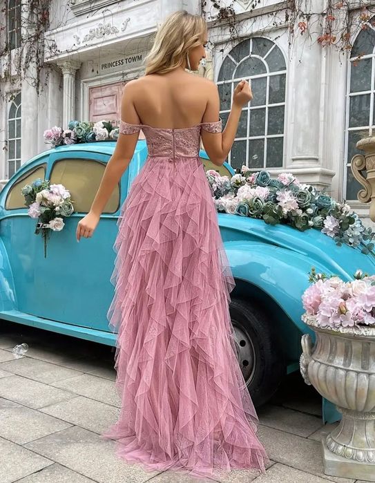 Елегантна рокля в цвят пепел от рози с букли