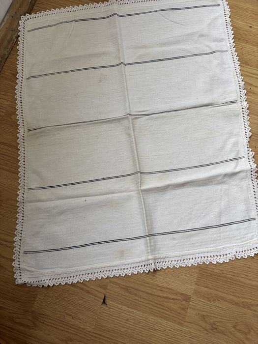 Fata de masa tesuta cu broderie