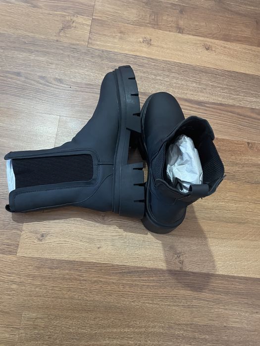 Ghete toamna-iarna Schuh, marimea 40, piele ecologica, pret negociabil