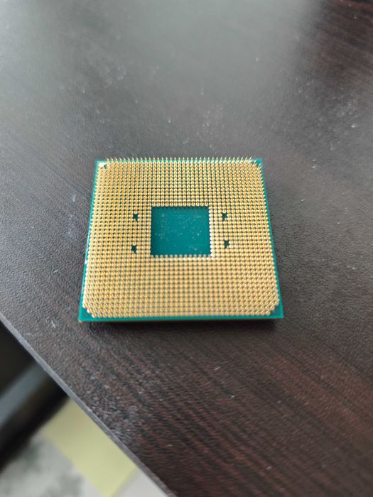 Продавам Ryzen 5 2400G Vega 11 в отлично състояние