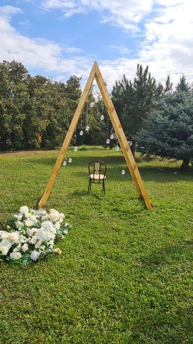 Деревянная свадебная арка