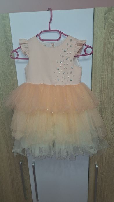 Детска рокля в прасковено с перли и блестящи камъчета