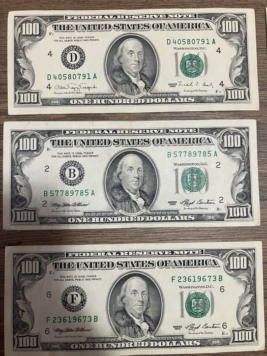 Доларови банкноти