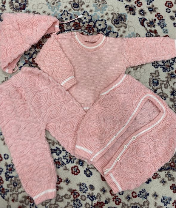 Киімдер бар қызға