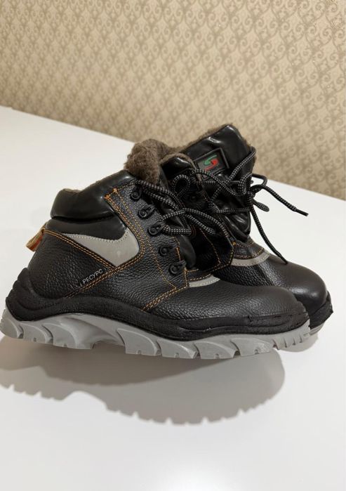 Продам кожаные зимние ботинки