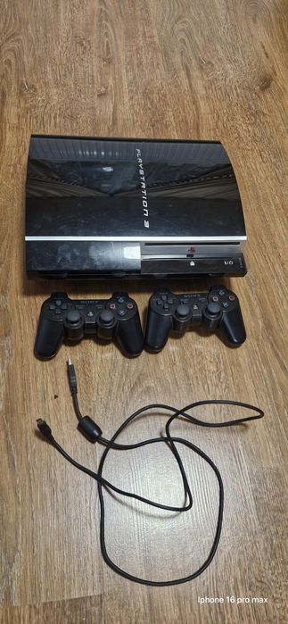 Vând Sony PlayStation 3 Fat, model CECHJ03, versiune PAL, împreună cu 2 manete originale Sony.