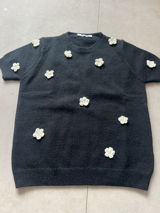 Черен пуловер с цветя