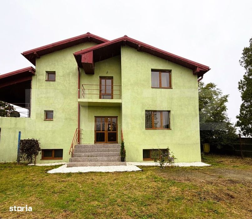 Vila 380mp, cu panorama si curte de 2100 mp in Carcea