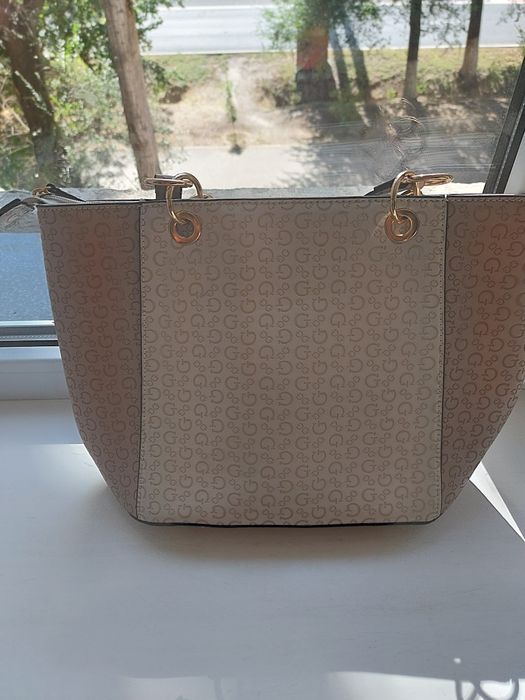 Продаётся новая сумка Guess новая оригинал