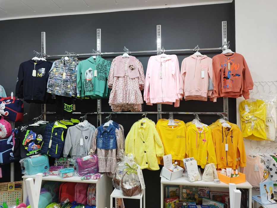 Оборудване от детски магазин – закачалки, щендери, профили, манекени