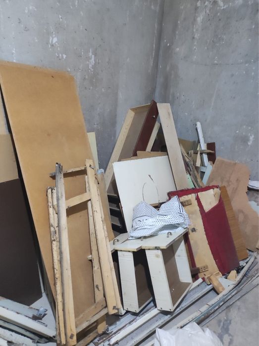 Отдам бесплатно деревянные доски, части мебели и обрезки ДСП/фанеры.