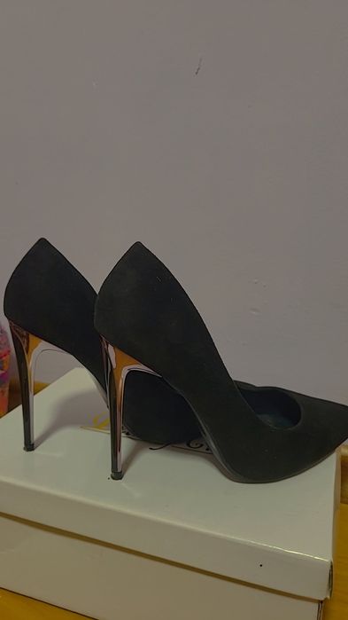 Дамска обувка на висок ток