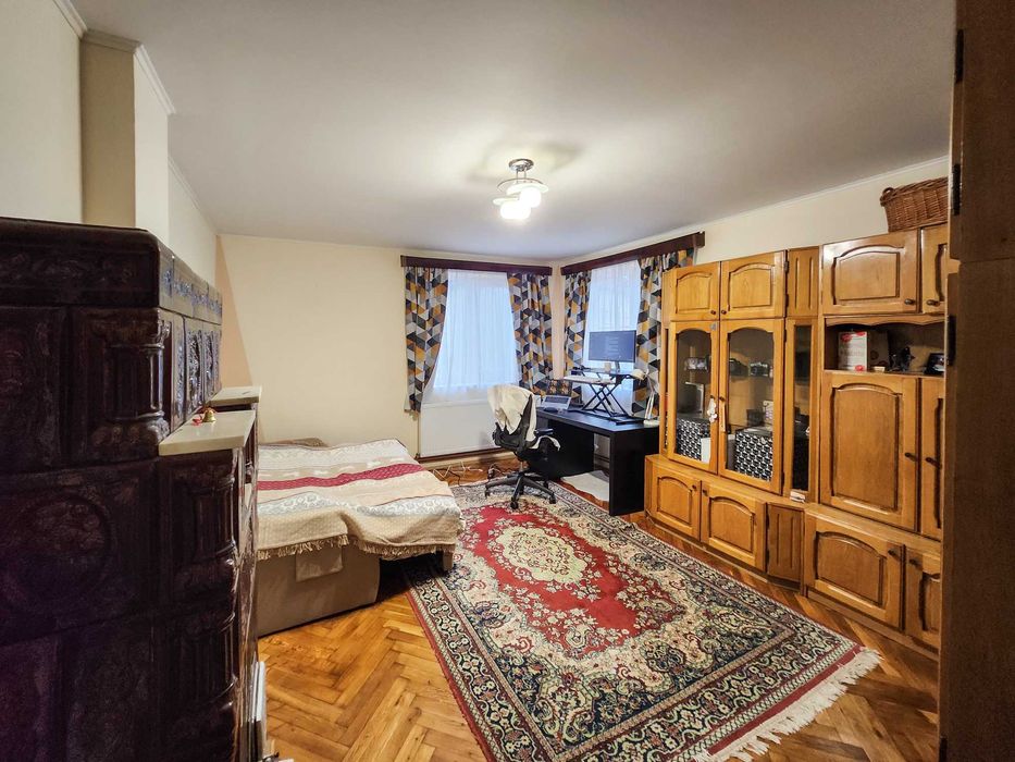 Vand/Schimb Casa zona centrala, 2 apartamente separate, garaj, curte