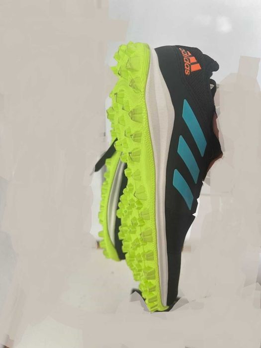 Спортивная обувь фирмы АДИДАС