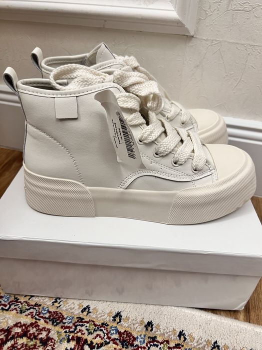 Новые кожаные белые кроссовки в 38 размере