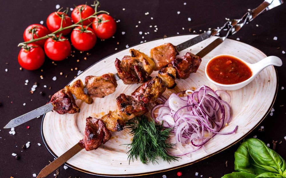 Подача шашлыка в ресторане фото Подача шашлыка в ресторане фото