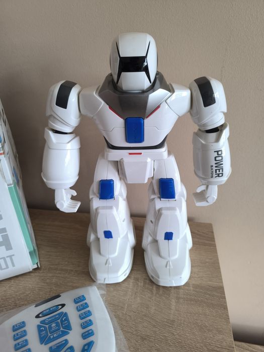 Детски робот който се движи и танцува