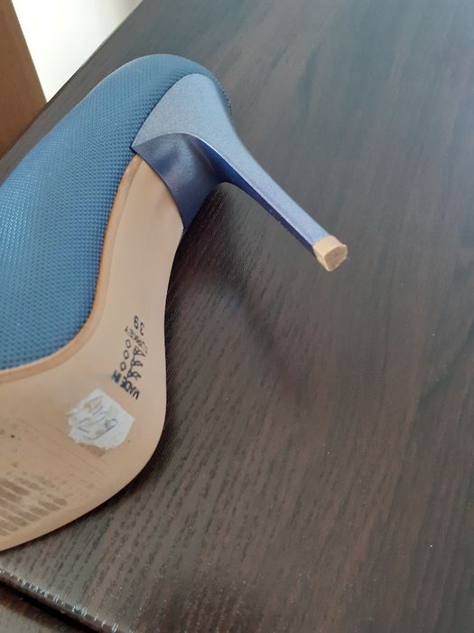 Vând pantofi dama, culoarea deosebita