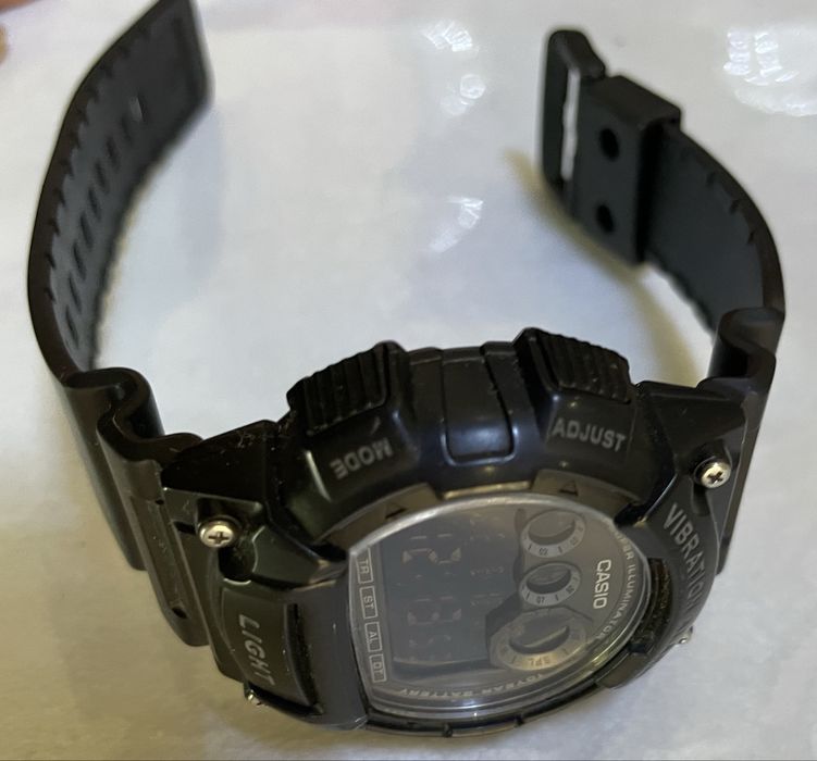 Продается часы Casio черный и зеленый.